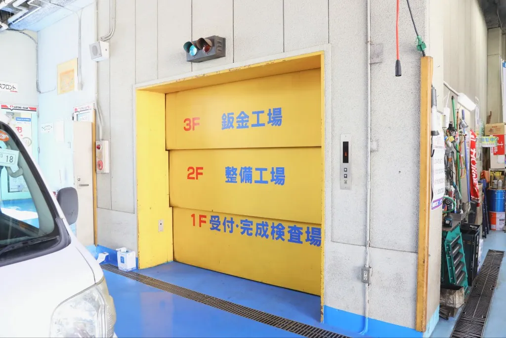 各フロアへの車両用エレベーター
