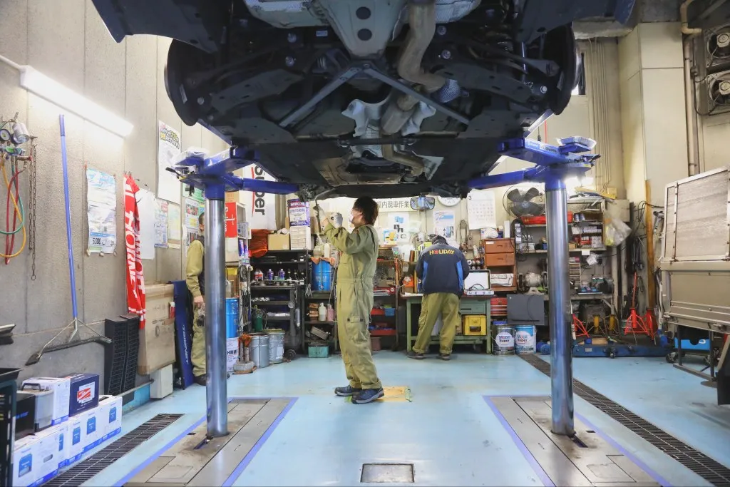リフトで車両を点検する様子