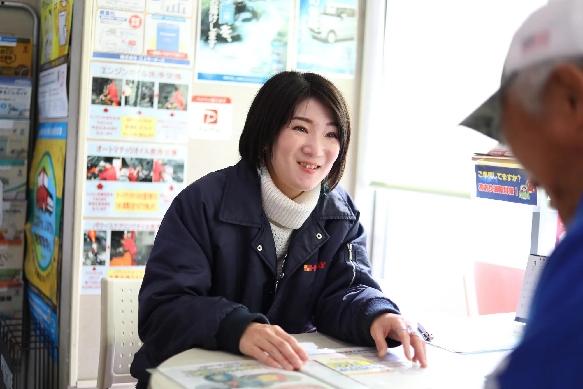 お客様と笑顔で相談するスタッフ